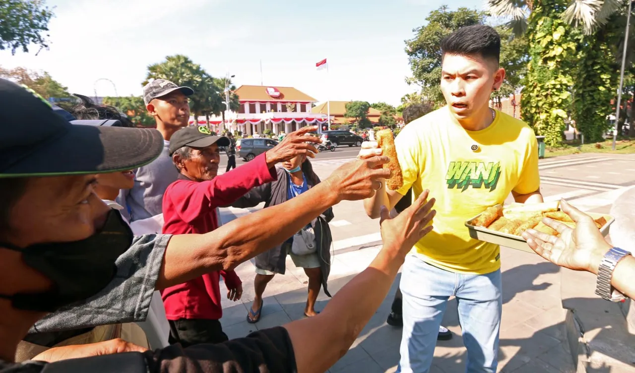 Koko Kecap Borong Dagangan Asongan di Taman Apsari, Imbau Aksi Damai Pasca Insiden Grahadi