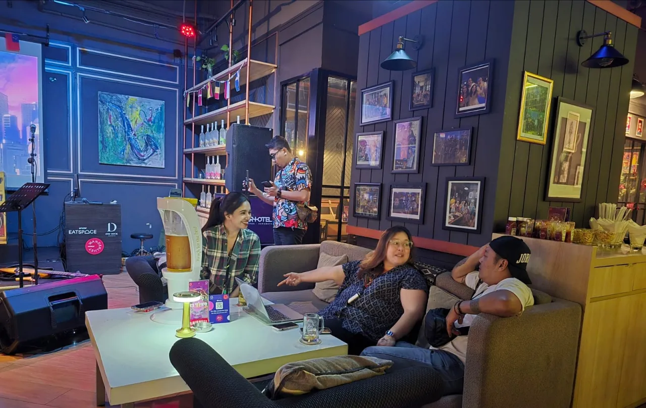 Hiburan Tematik & Kuliner Lezat: One Deck Gastropub Jadi Destinasi Hangout 24 Jam Favorit di Surabaya
