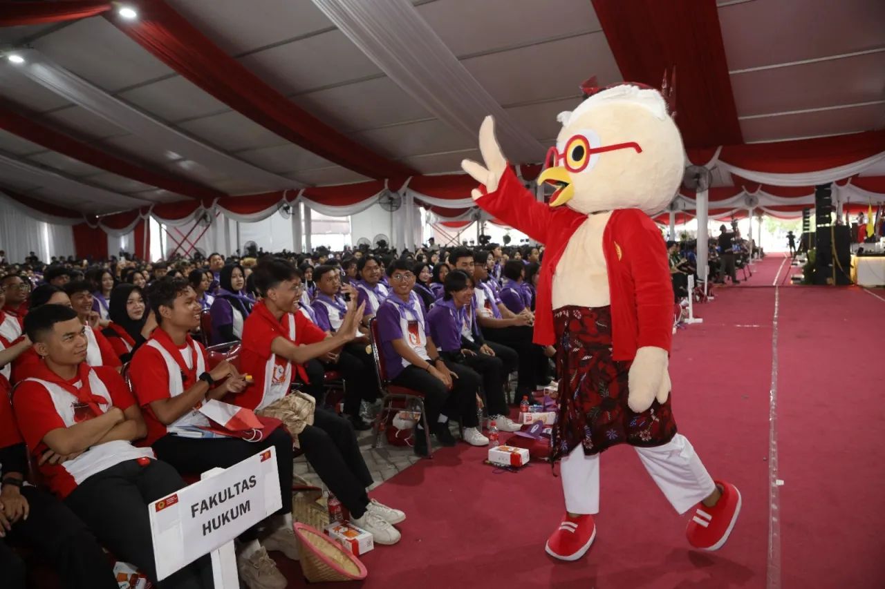 PKKMB Untag Surabaya 2025 Meriah dengan Tarian Maskot Owly