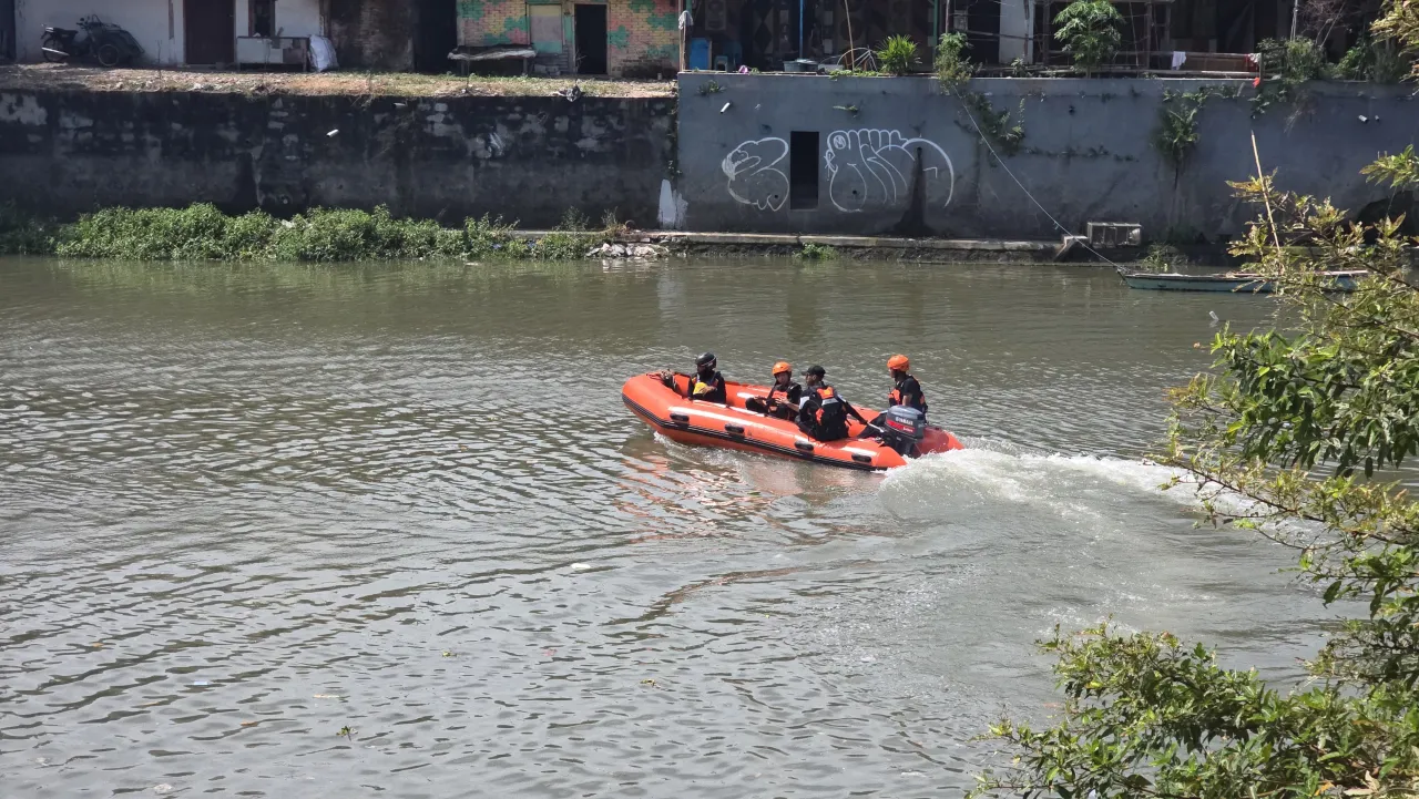 Terpantau CCTV, Seorang Pria Lompat Ke Sungai Jagir Wonokromo Surabaya. Tim SAR Lakukan Pencarian