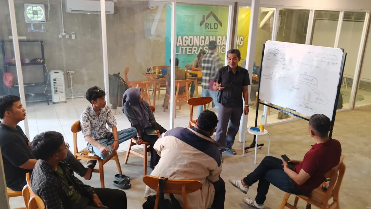 UKM Sahabat Pustaka Unitomo Gelar Diskusi "Memahami Logika" di Rumah Literasi Digital Surabaya