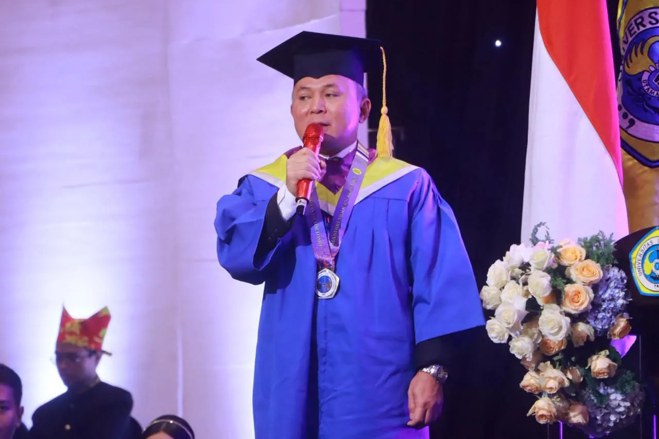 Wamen HAM Mugiyanto Raih Gelar Magister di Unitomo, Teladan Akuntabilitas dan Komitmen Pendidikan