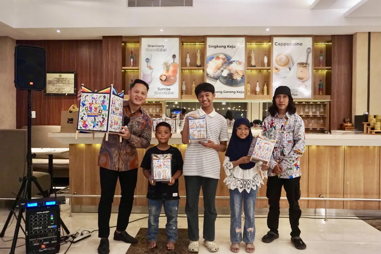 Lewat Kelas Seni Tradisional, Aston Gresik Gandeng Budayawan Hidupkan Kembali Pesona Damar Kurung 