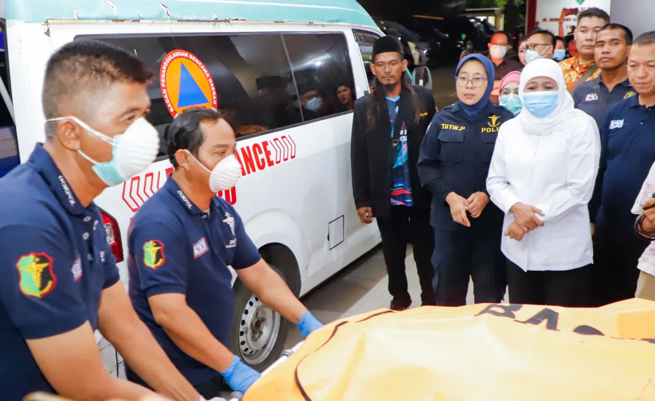 Gubernur Khofifah Pastikan Posko DVI Post Mortem Korban Musibah Musala Ponpes Al Khoziny di RS Bhayangkara Profesional