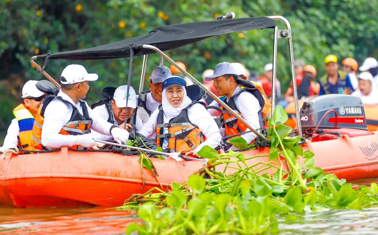 Gubernur Khofifah Bersama Pasukan Marinir Korps 2 TNI AL Aksi Susur dan Bersih Kali Surabaya