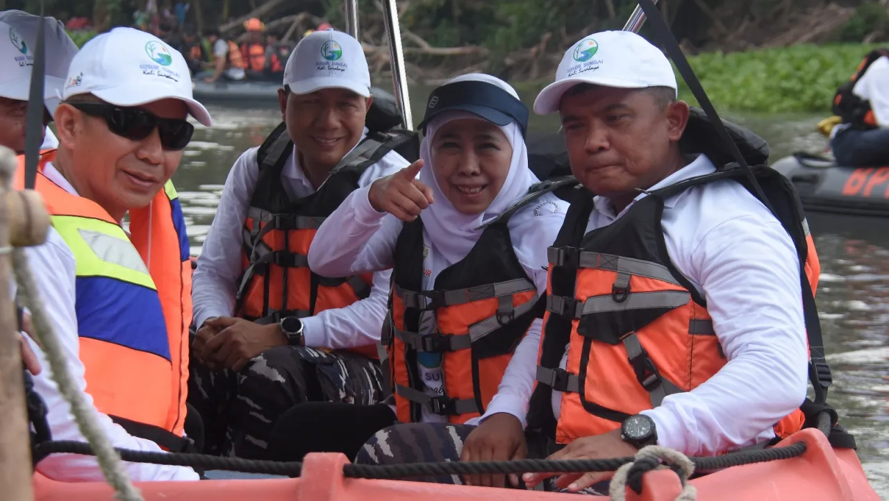 Bersama Gubernur Jatim, Komandan Brigif 2 Marinir Ikuti Susur Sungai Kali Brantas Surabaya