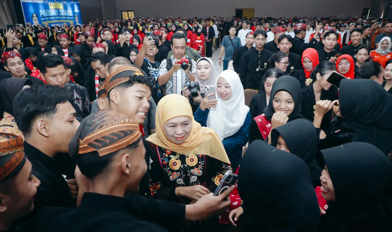 Gubernur Khofifah Apresiasi Semangat Pelajar Jatim di Final Lomba Paduan Suara SMA/SMK 2025
