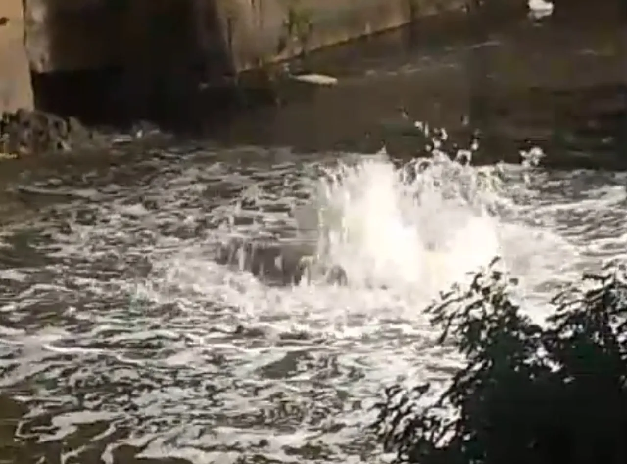 BREAKING NEWS Semburan Gas Setinggi 70 cm Muncul di Sungai Bon Agung Rungkut Tengah Surabaya