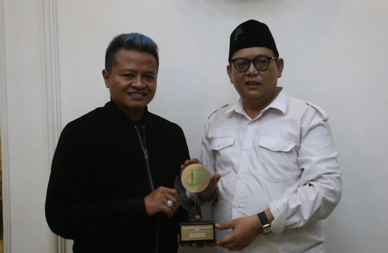 Kaji Beky, Wakil Bupati dan Crazy Rich Blitar Terima Penghargaan dari Forkom Jurnalis Nahdliyin