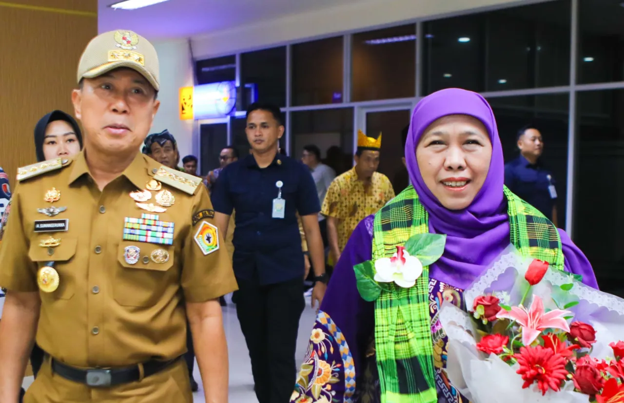 Tiba di Bandara Haluoleo Kendari, Gubernur Khofifah Bersiap Memulai Rangkaian Misi Dagang Jatim - Sultra