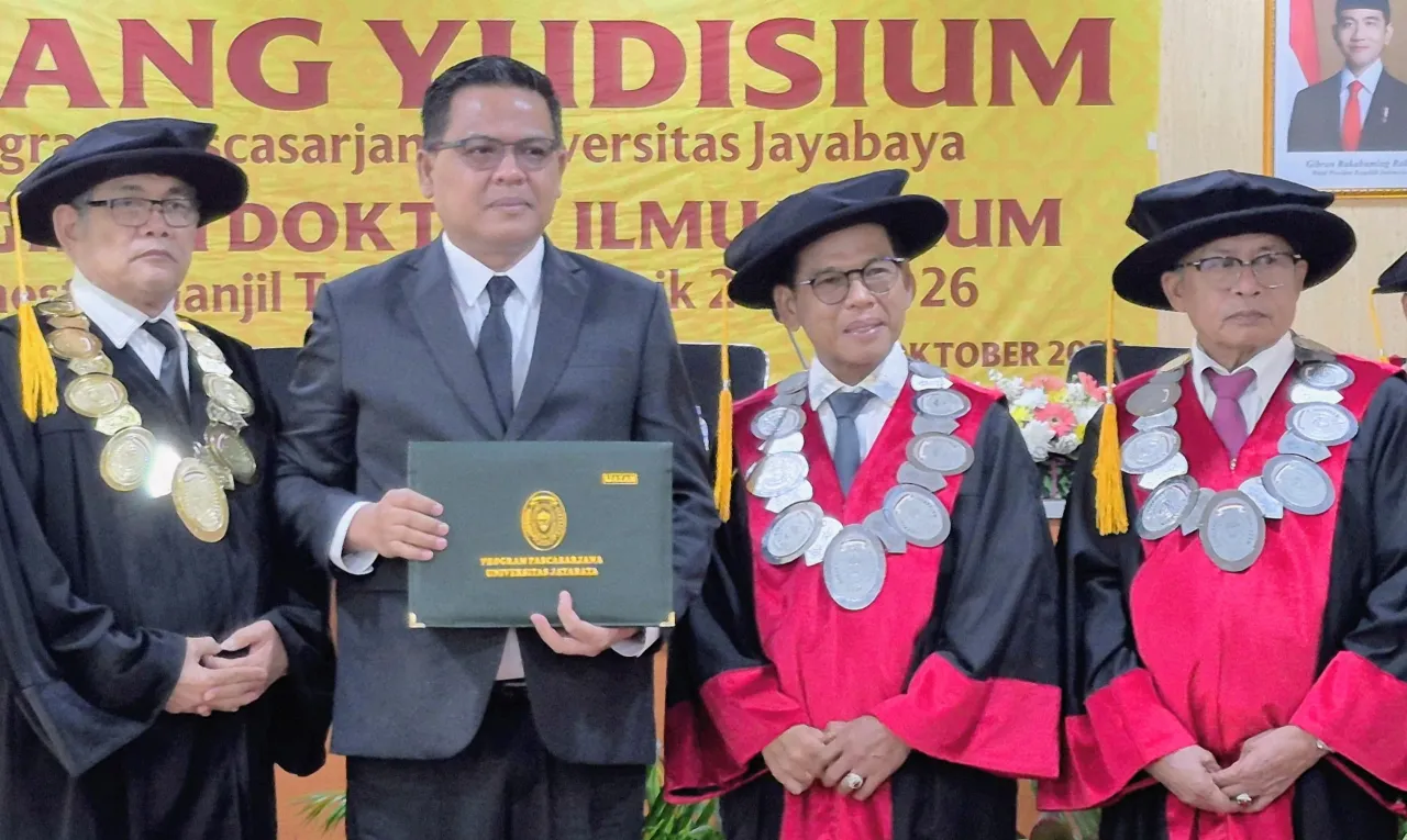Oking Ganda Miharja Resmi Sandang Gelar Doktor Ilmu Hukum Universitas Jayabaya