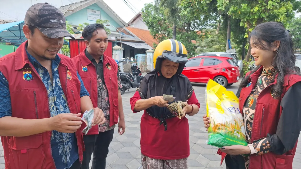 Ditreskrimsus Polda Jatim Gelar Pasar Murah, 2 Ton Beras Subsidi Ludes dalam 1 Jam