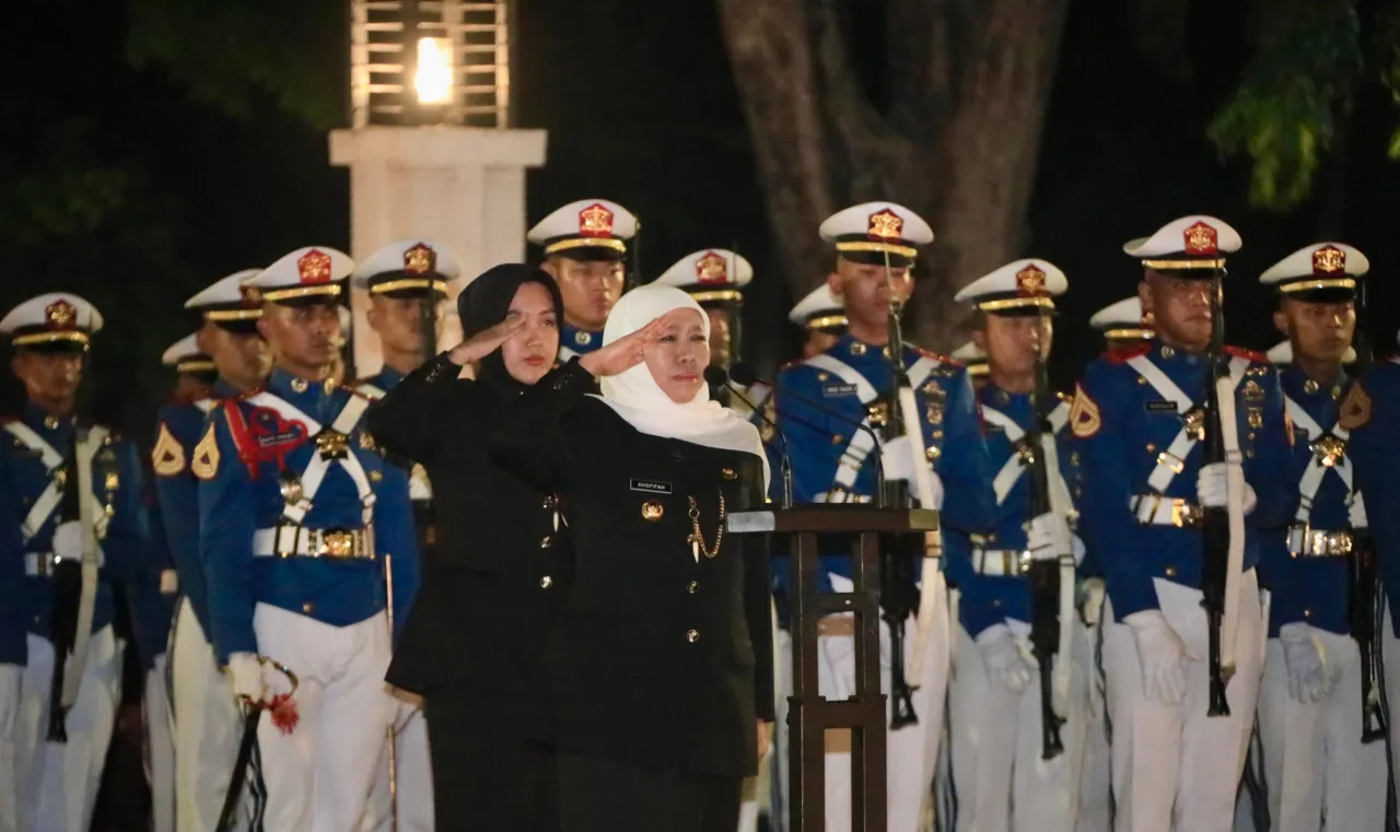 Gubernur Khofifah Pimpin Apel Kehormatan dan Renungan Suci Hari Pahlawan 2025
