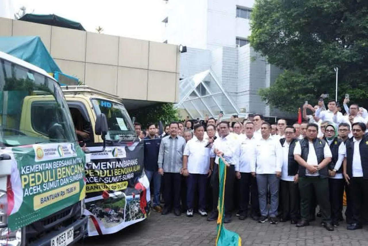 Kementerian Pertanian dan PT Sinergi Gula Nusantara Salurkan Bantuan untuk Korban Banjir Sumatera