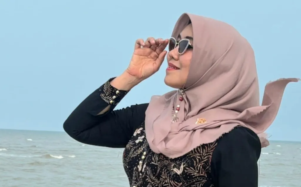 Begini Potret Senator Lia Istifhama Nikmati Pesona Pantai Kelapa Tuban