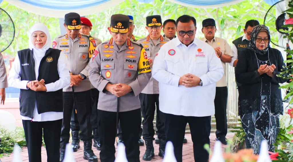 Gubernur Khofifah Bersama Kapolri dan Presiden KSPSI AGN Ziyarah di Makam Pahlawan Nasional Marsinah