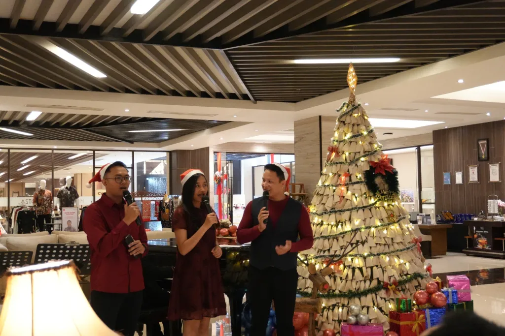 Rayakan Natal dengan Kearifan Lokal, Aston Gresik Nyalakan Pohon Natal Pudak 2,5 Meter