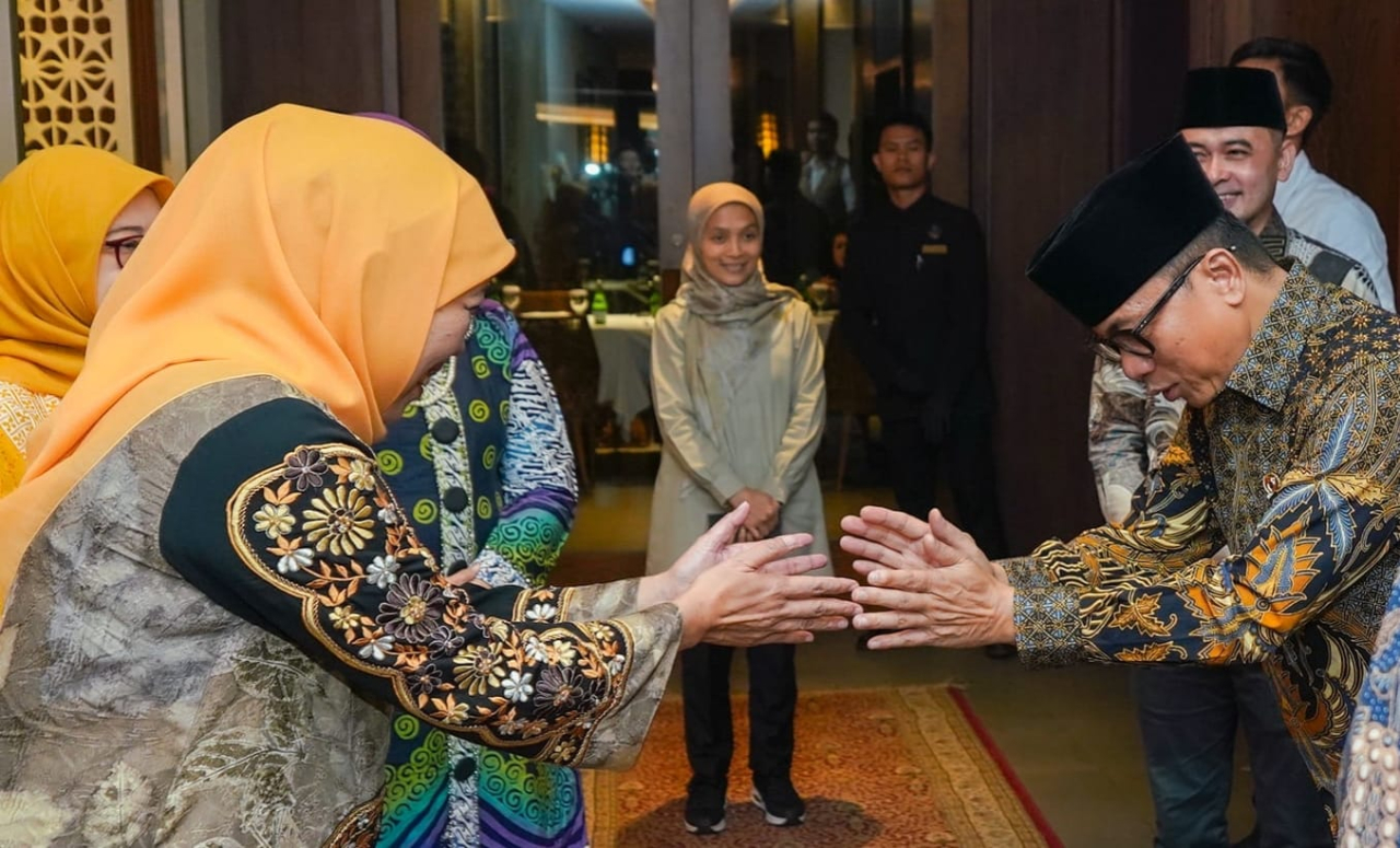 Ketua Umum Muslimat NU, Khofifah Indar Parawansa disambut hangat Mendes Yandri di Kementerian Desa PDT di Jakarta. Foto: KIP/FJN.