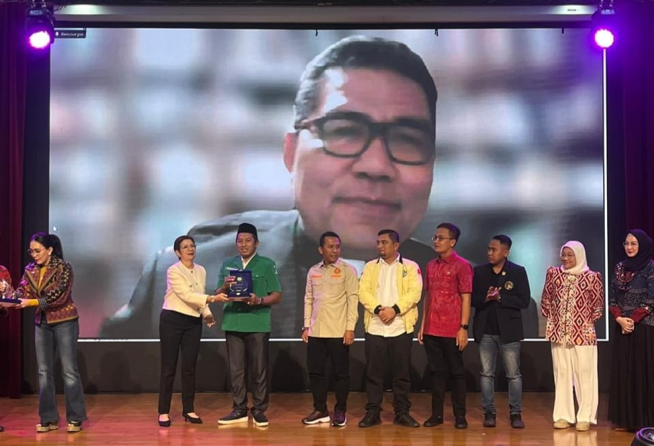 Ketua Umum Pimpinan Pusat Gerakan Pemuda Ansor, Addin Jauharudin meraih penghargaan atas peran aktif dalam membangun hubungan visioner antara Jakarta-Vatikan. foto: istimewa/FJN