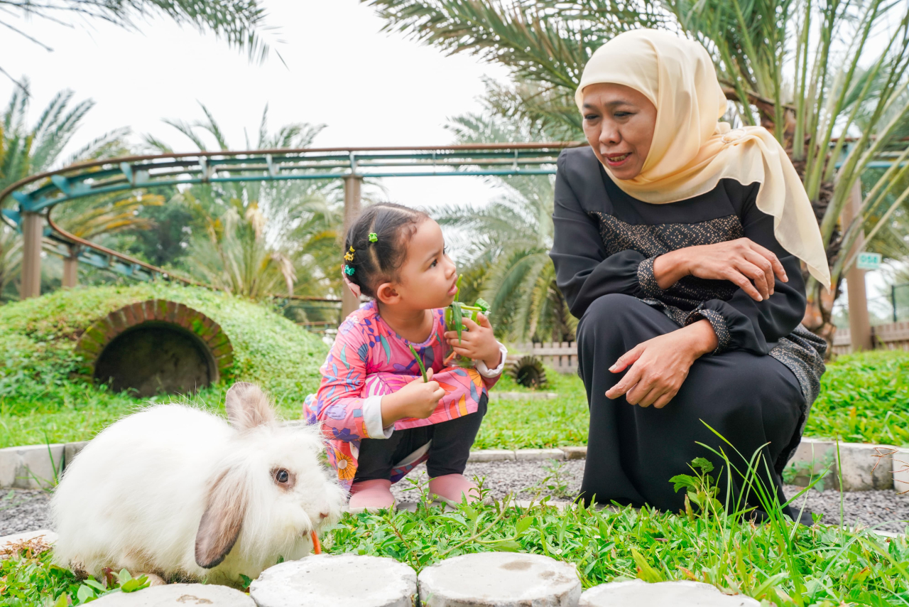 Khofifah mengedukasi Aila di Mini Zoo Kurma Park, Pasuruan. foto: KIP/FJN