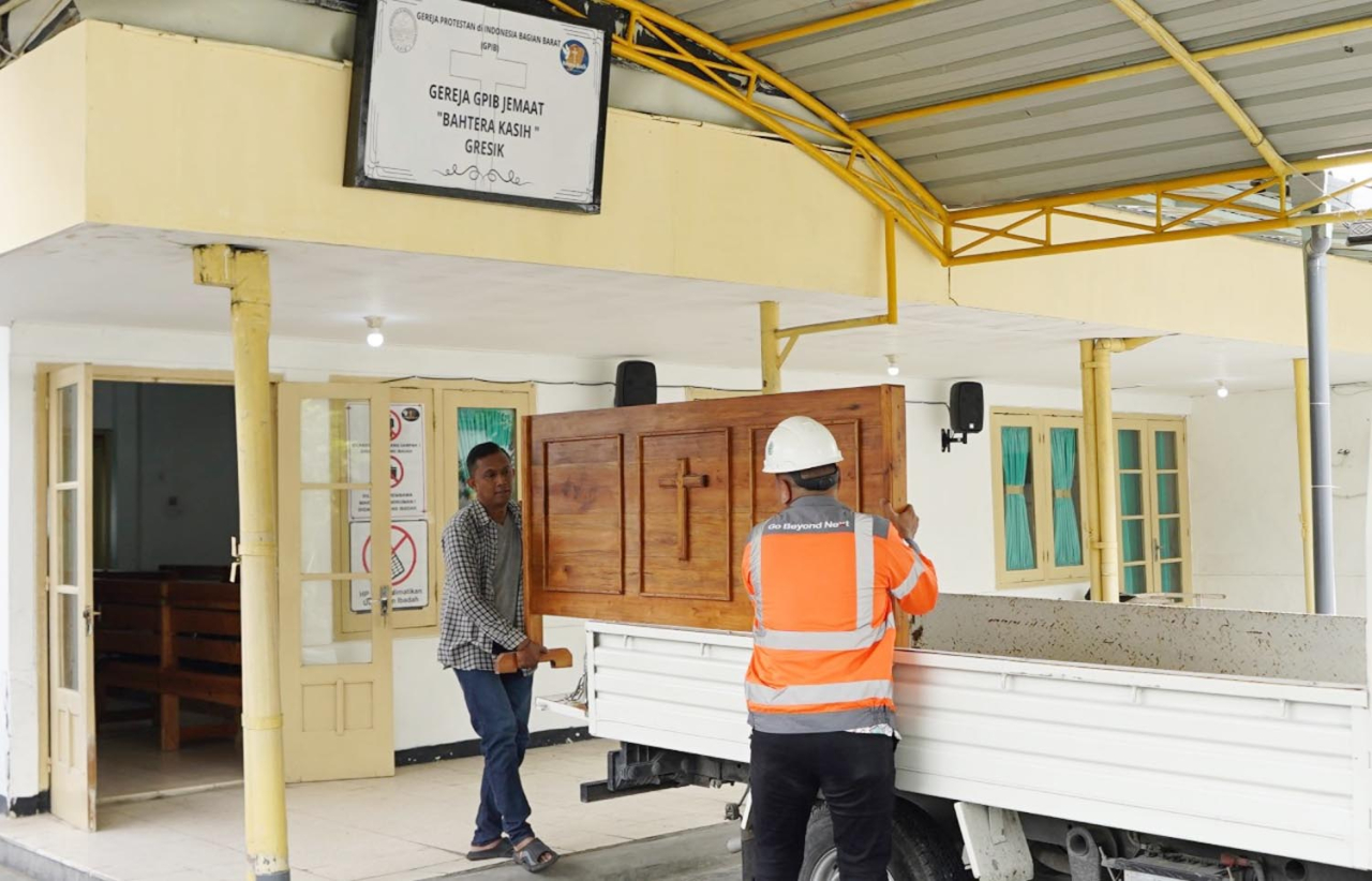 Karyawan SIG bersama jemaat gereja melakukan penataan fasilitas ibadah di rumah ibadah GPIB Bahtera Kasih di Desa Gapurosukolilo, Kabupaten Gresik. Foto/SIG
