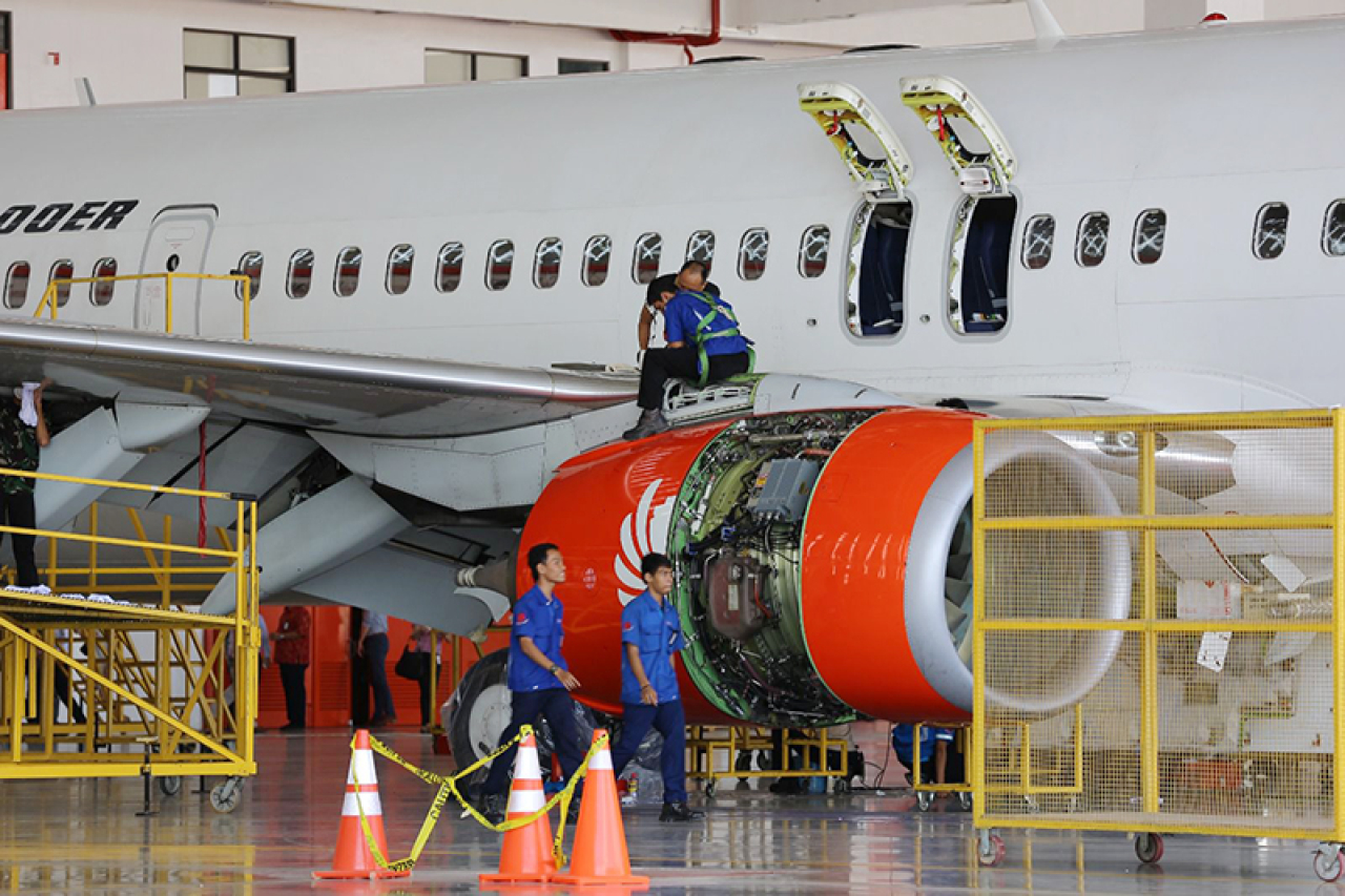 Pekerja melakukan MRO sebuah pesawat maskapai swasta nasional di KEK Batam Aero Technic Hang Nadim Batam, baru-baru ini. Foto/Humas BP Batam
