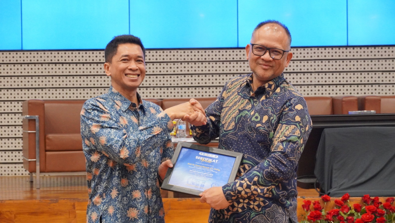 Rektor ITS Prof Ir Bambang Pramujati ST MSc Eng PhD (kiri) memberikan sertifikat pembicara kepada Dirjen Diktisaintek Prof Dr Khairul Munadi ST MEng usai menjadi keynote speaker di Sekolah Kepemimpinan ITS 2025. Foto/Humas ITS