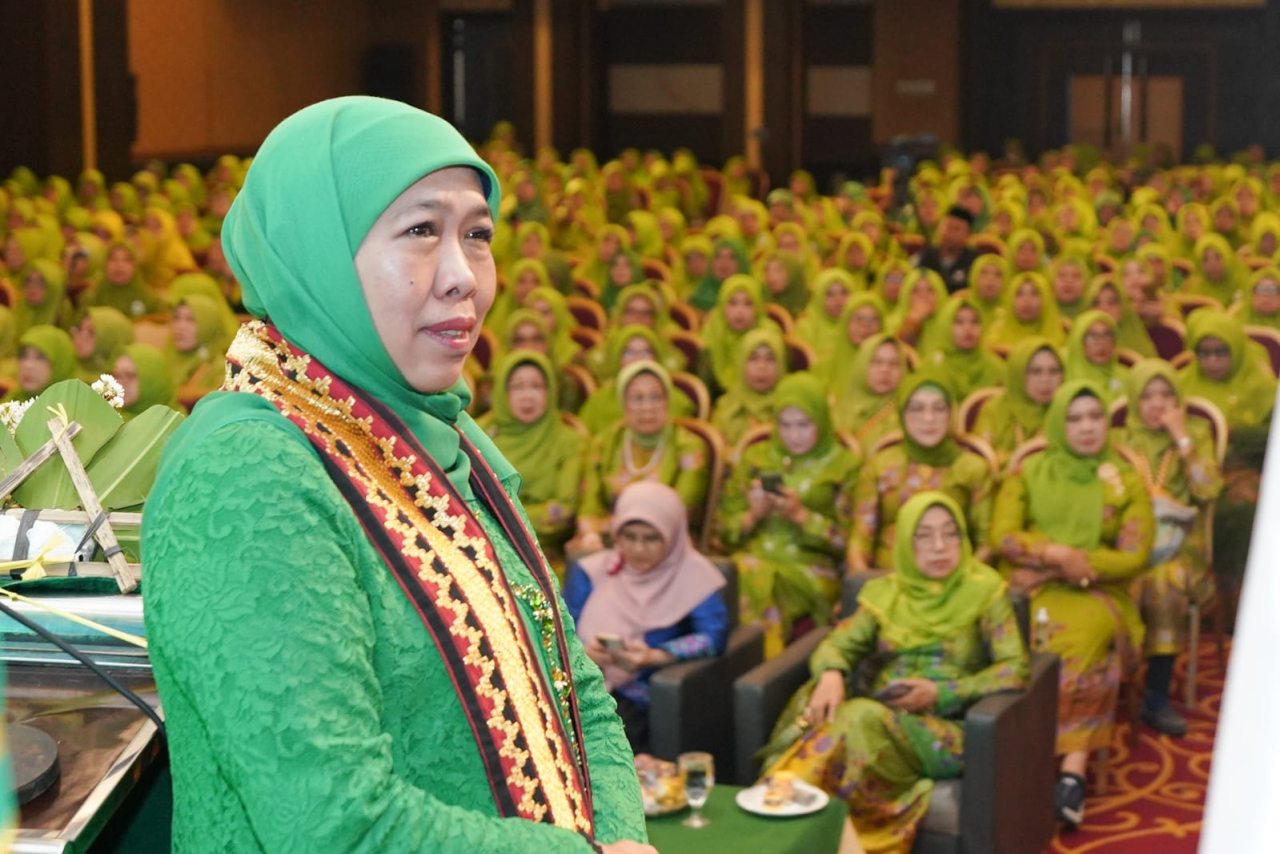 Ketua Umum Muslimat NU, Khofifah Indar Parawansa hadir dalam Bedah Buku KHM. Hasyim Asy'ari di Bandung. foto: KIP/FJN