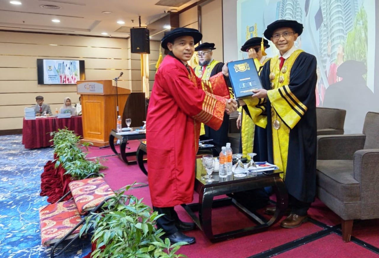 SAH, Gus Mukhrojin Dikukuhkan sebagai Profesor ASEAN University International Malaysia