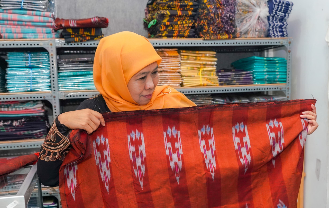 Gubernur Jawa Timur terpilih, Khofifah Indar Parawansa, mengunjungi sentra kerajinan tenun ikat Parengan di Desa Parengan, Kecamatan Maduran, Kabupaten Lamongan. foto: KIP/FJN