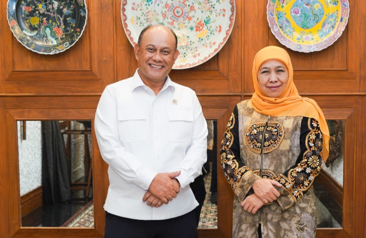 Kepala Badan Gizi Nasional (BGN), Prof Dadan Hindayana memberi apresiasi kepada Khofifah Indar Parawansa atas peran Muslimat NU dalam menjembatani program pemerintah dengan masyarakat. foto: KIP/FJN.