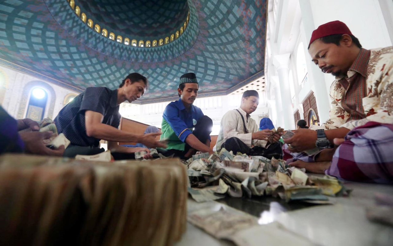 Penghitungan infak Jumat di Masjid Al Akbar Surabaya. Foto/Alim Perdana