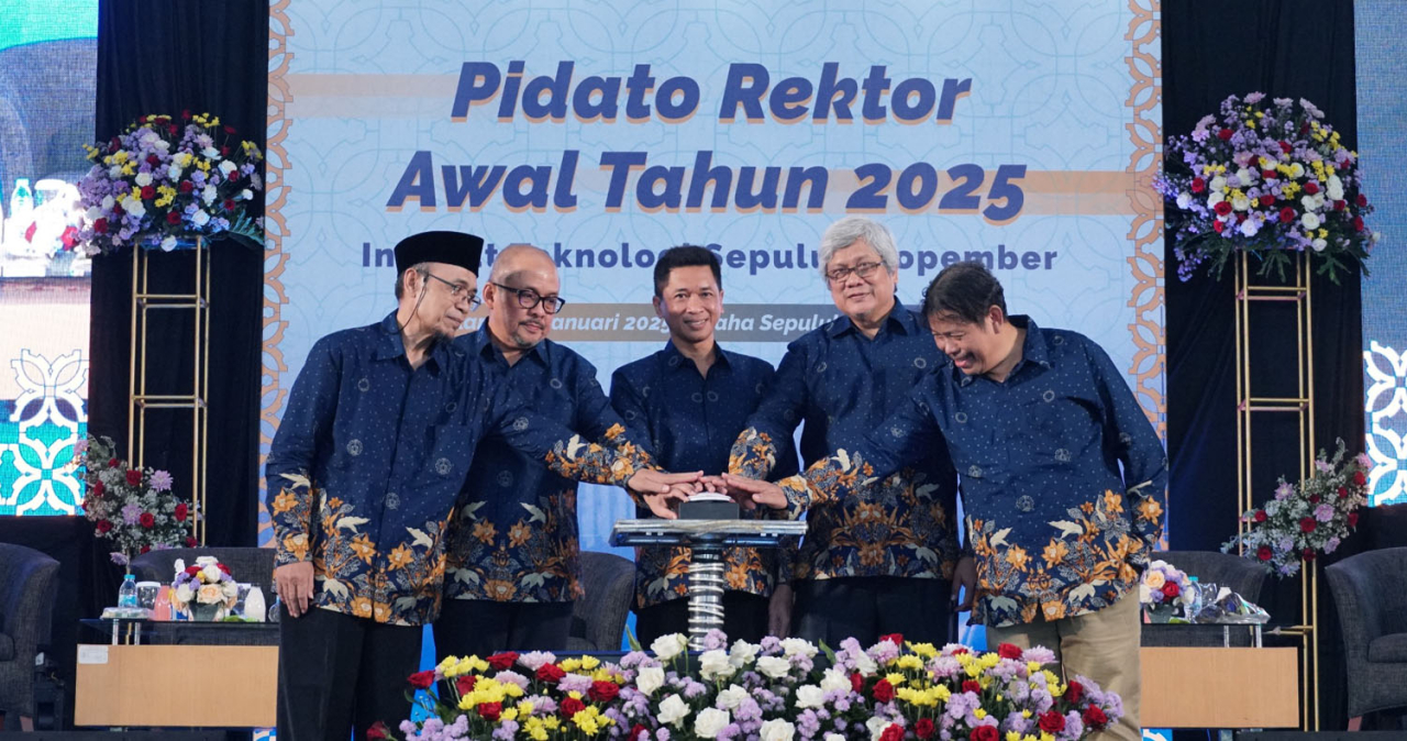 Rektor ITS Prof Ir Bambang Pramujati ST MSc Eng PhD (tengah) bersama beberapa jajaran pimpinan ITS melakukan simbolisasi peluncuran program Jumat Berseri. Foto/Humas ITS
