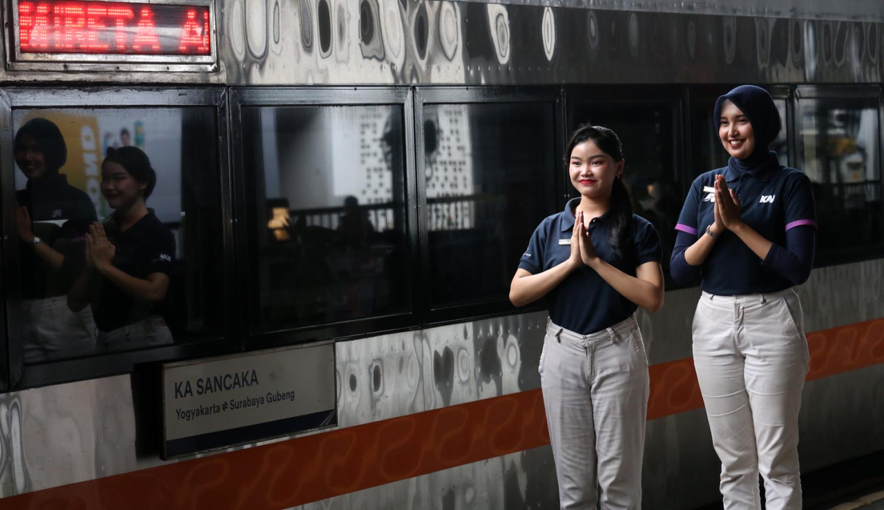 Petugas menyambut calon penumpang di Stasiun Surabaya Gubeng. Foto/Alim Perdana