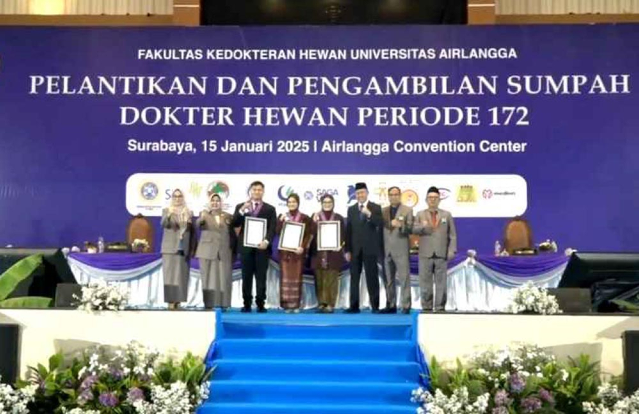Pemberian piagam kepada mahasiswa lulusan terbaik pada upacara pelantikan dan pengambilan sumpah dokter hewan periode 172 . Foto/Tangkapan Layar