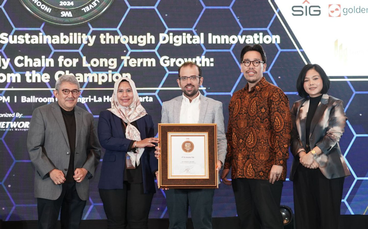 Penghargaan “Digital Innovation Award 2024” untuk kategori Transformasi Digital dalam Customer Experience oleh SWA Magazine di Jakarta, penghujung 2024 yang lalu. Foto/XL Axiata