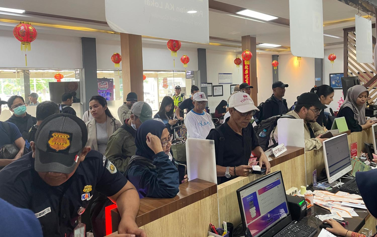 Suasana kepadatan penumpang di Stasiun Surabaya Pasaturi mulai Jumat (24/1). Foto/Humas KAI