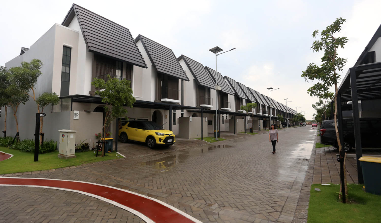 Waga melintas di perumahan kawasan Gunung Anyar Surabaya. Foto/Alim Perdana