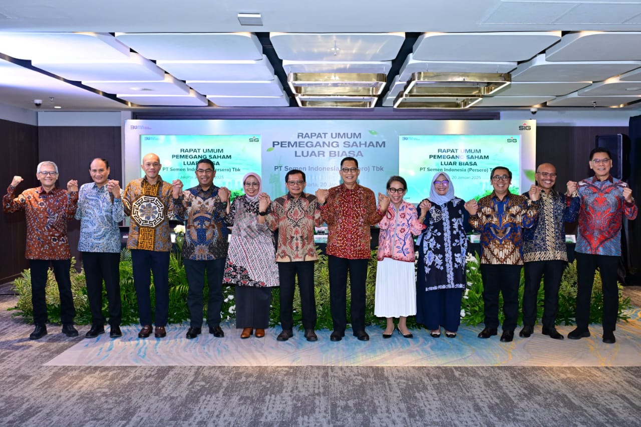 Dewan Komisaris dan Direksi SIG foto bersama pada Rapat Umum Pemegang Saham Luar Biasa (RUPSLB) Tahun 2025 di Jakarta, Senin (20/1/2025). Foto/SIG