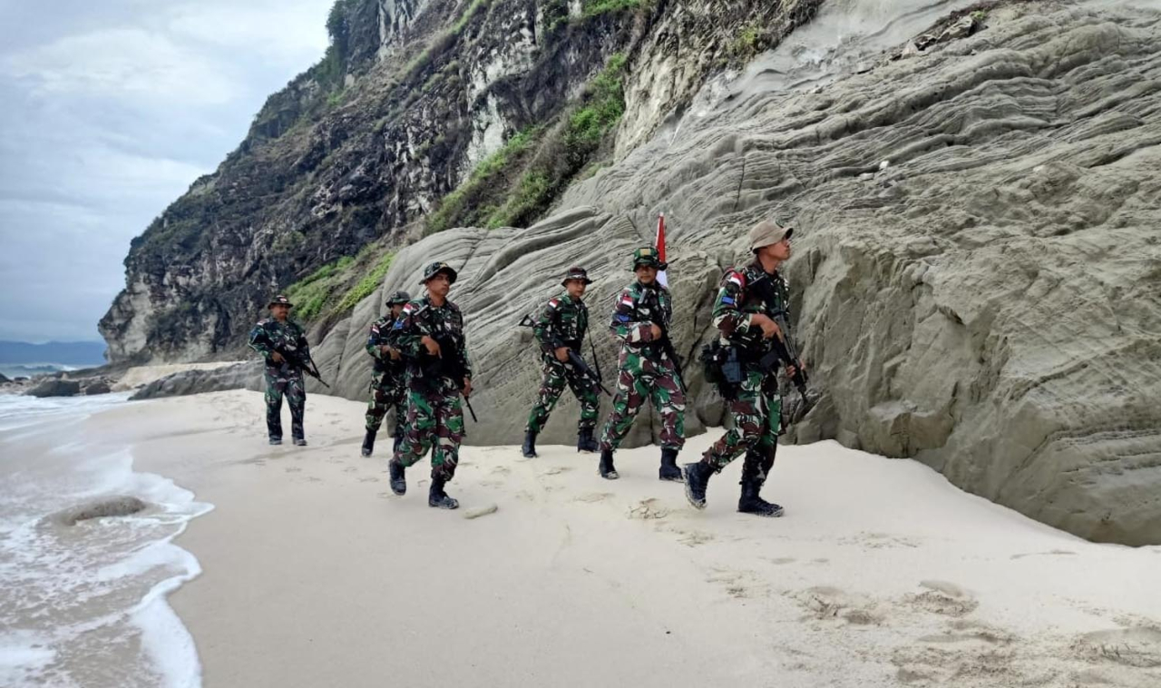 Kegiatan patroli dan pengecekan patok secara rutin dilaksanakan oleh prajurit Satgasmar sebagai bentuk tanggung jawab menjaga keutuhan Negara Kesatuan Republik Indonesia (NKRI). Foto/Dispen Kormar