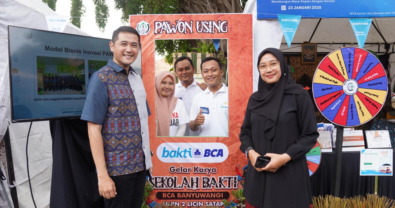 Vice President CSR BCA Krisbiakto C. Adi (kiri) bersama Bupati Kabupaten Banyuwangi Ipuk Fiestiandani Azwar Anas dalam acara Gelar Karya Sekolah Bakti BCA di Banyuwangi, Kamis (23/1). Foto/BCA