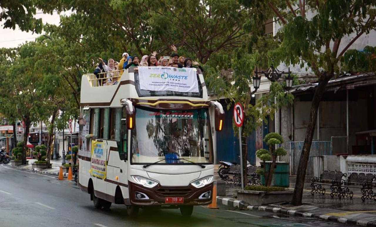 Gerakan Kawasan Merdeka Sampah (GKMS) Gresik menggelar Zero Waste Tour. Foto/AyoJatim