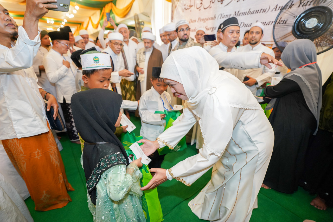 Khofifah Apresiasi Santunan 2.487 Anak Yatim di Haul Akbar Sulthonul Auliya di Bangil