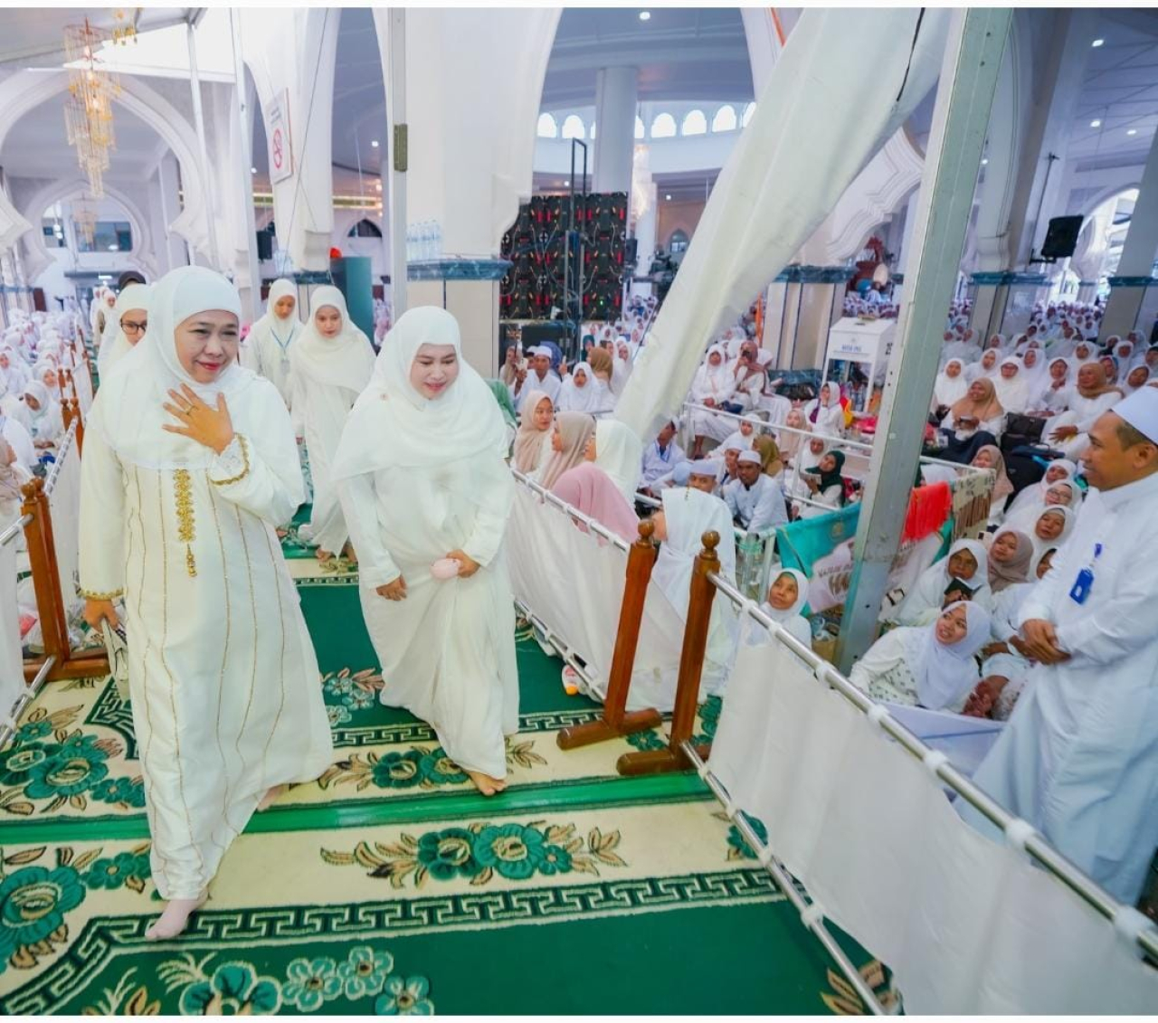 Gubernur Jatim terpilih, Khofifah Indar Parawansa hadir dalam Haul Akbar Pondok Pesantren Assalafi Al Fitrah di Kedinding Lor Surabaya. foto: KIP/FJN