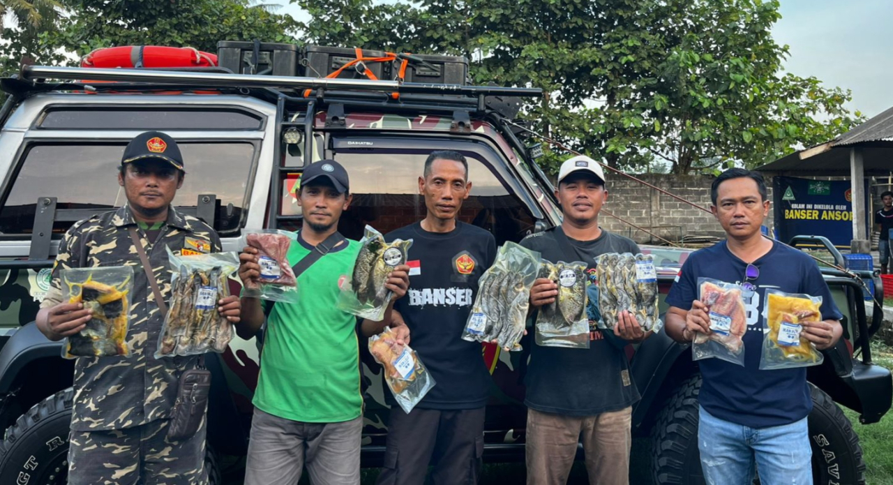Ketua Bidang Pertanian dan Perkebunan PW GP Ansor Jatim, H. Deni Prasetya menunjukkan hasil olahan ikan karya kader Ansor-Banser PAC Umbulsari, Jember. foto: ansorjatim/AJ