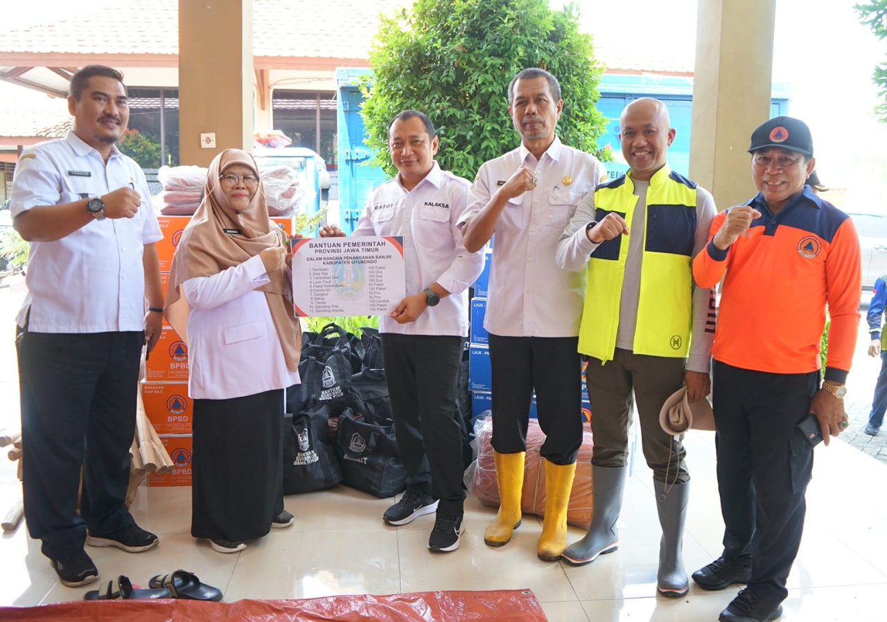 Kalaksa BPBD Jatim Gatot Soebroto menyerahkan bantuan simbolis kepada PJ Bupati Situbondo, Hj. Khoirani. foto: BPBD Jatim/AJ