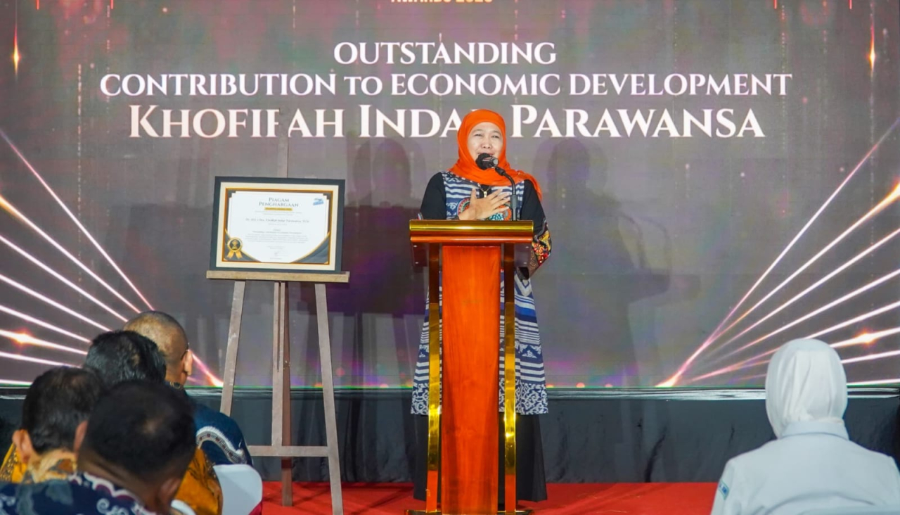 Khofifah Terima Penghargaan Outstanding Contribution to Economic Development