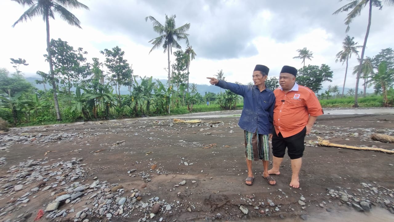 Kang Irwan memberi semangat Pak Guru Jamasari warga Desa Selowogo yang sawahnya lenyap tersapu derasnya banjir. foto: PKS Jatim/AJ