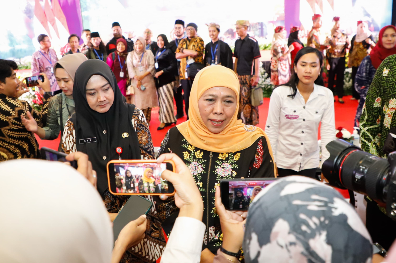 Khofifah Indar Parawansa, saat melayani wawancara wartawan. foto: KIP/FJN