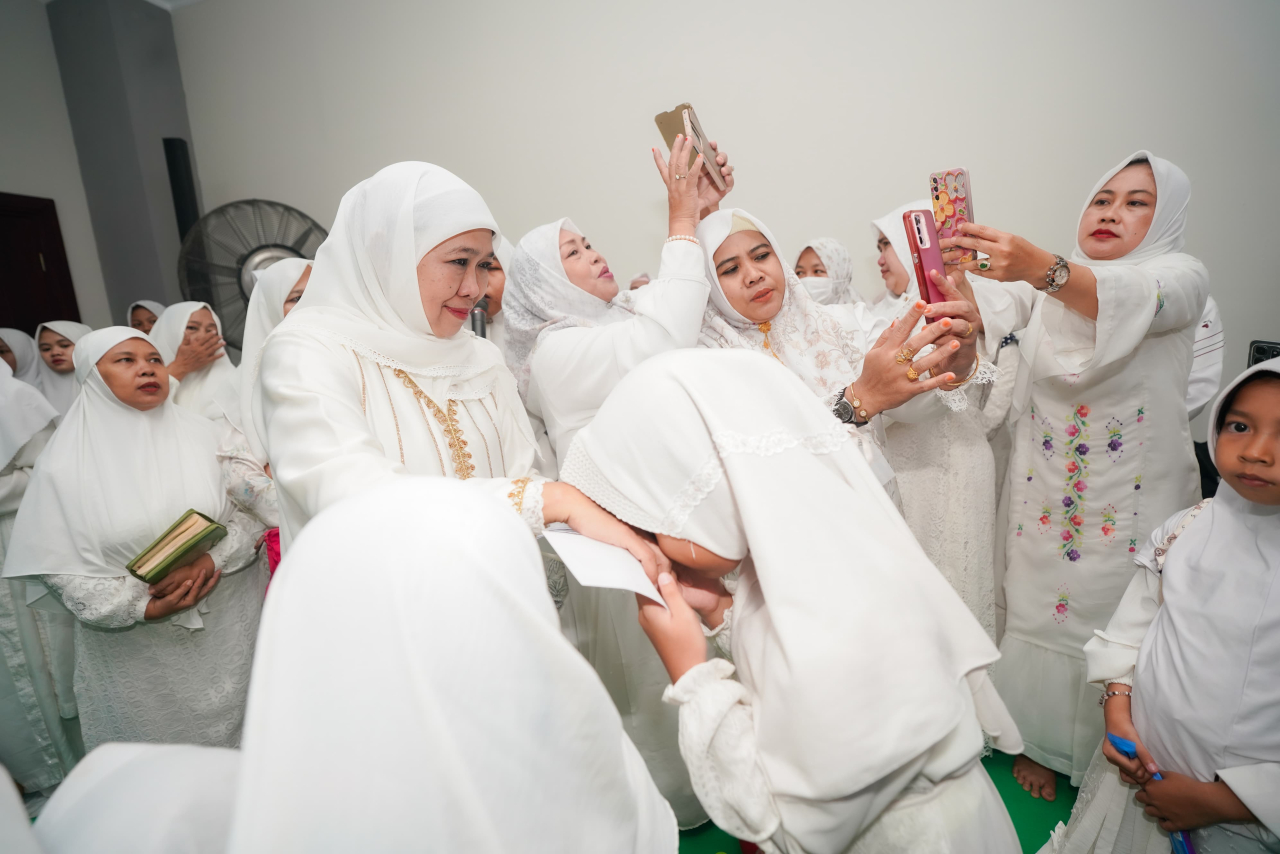 Khofifah memberi santunan 200 anak yatim menjelang pembukaan Kongres XVIII Muslimat NU di Jatim Expo, Surabaya. foto: KIP/FJN